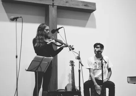 Koncert školní kapely Mezi světy