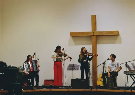 Koncert školní kapely Mezi světy