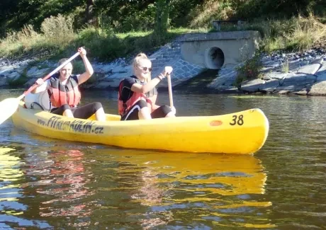STK - vodáci na Vltavě i ve Vltavě