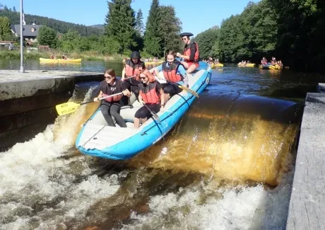 STK - vodáci na Vltavě i ve Vltavě