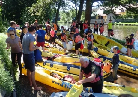 STK - vodáci na Vltavě i ve Vltavě