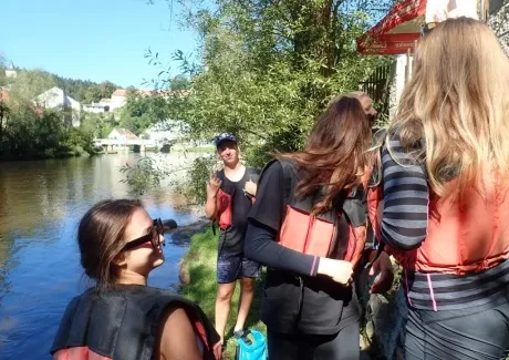 STK - vodáci na Vltavě i ve Vltavě