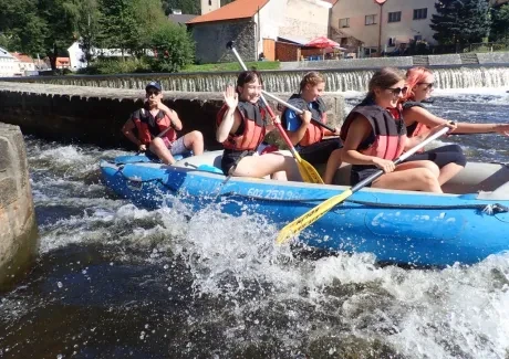 STK - vodáci na Vltavě i ve Vltavě