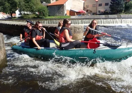 STK - vodáci na Vltavě i ve Vltavě
