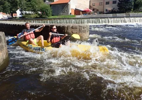STK - vodáci na Vltavě i ve Vltavě