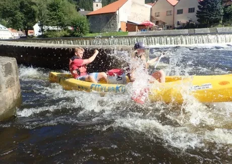 STK - vodáci na Vltavě i ve Vltavě