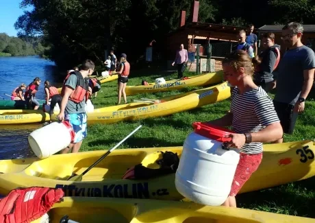 STK - vodáci na Vltavě i ve Vltavě