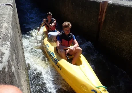 STK - vodáci na Vltavě i ve Vltavě