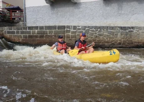 STK - vodáci na Vltavě i ve Vltavě