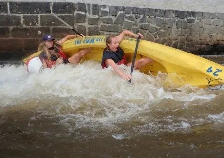 STK - vodáci na Vltavě i ve Vltavě