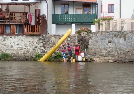 STK - vodáci na Vltavě i ve Vltavě