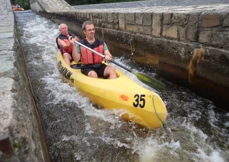 STK - vodáci na Vltavě i ve Vltavě