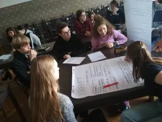 Fotografie z interaktivní přednášky probačního a mediačního centra